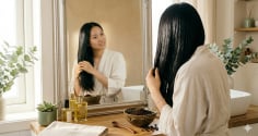 Dùng cà phê ủ tóc: Mái tóc xỉn màu cũng trông bóng khỏe hơn thấy rõ