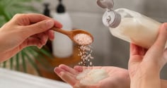 Vì sao nên cho thêm vài hạt muối vào dầu gội khi gội đầu? Nhiều người áp dụng vì 4 lợi ích này
