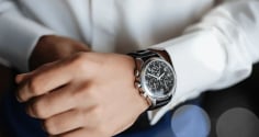 Đeo đồng hồ tay trái hay tay phải thu hút nhiều may mắn hơn?