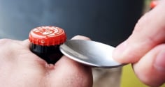 Mẹo khui nắp chai bia trong 3 giây không cần dụng cụ: Nhắm đúng 'điểm tử huyệt' này, nắp tự bật dễ dàng