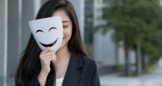 Vì sao người hay cười chưa chắc là người vui vẻ nhất?