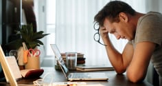 Burnout văn phòng gia tăng khiến nhiều người trẻ dễ bị đột quỵ