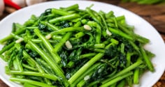 Xào rau theo cách này, rau giòn xanh mướt, nhìn là muốn ăn