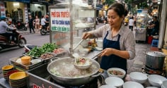 Vì sao người bán phở luôn chần bát qua nước sôi trước khi múc?