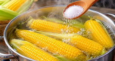 Muốn luộc ngô ngọt ngon đậm vị, hạt căng mọng nhớ thêm 3 thứ này
