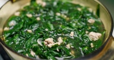Tại sao nên vò rau ngót trước khi nấu?
