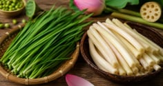 Vì sao người xưa nói: Nam không thiếu lá hẹ, nữ không thể thiếu ngó sen?