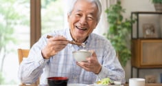 Những người sống thọ thường có kiểu ăn tối này