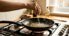 Thả một nhúm muối vào dầu nóng trước khi rán: Mẹo nhỏ giúp món ăn ngon hơn