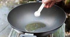 Vì sao khi chiên rán người ta thường thả vài hạt muối vào chảo dầu?