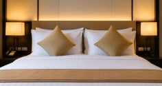 Vì sao giường đôi ở khách sạn thường có 4 chiếc gối? Công dụng ít người biết của chiếc gối vuông