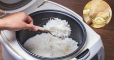 Vì sao khi nấu cơm nên thêm một thìa giấm vào nồi?