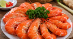 Cách luộc tôm đỏ au, thơm ngon không tanh: Bí quyết tưởng đơn giản nhưng nhiều người làm sai