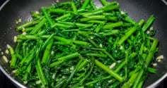  Cách xào rau muống xanh mướt, giòn ngon không bị thâm xỉn hay vàng úa