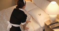 Khách sạn thường nhét chặt chăn ga vào đệm, vì sao?