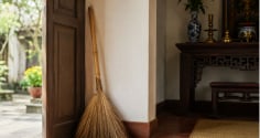 Người xưa rất kiêng đặt chổi quét nhà ở 3 nơi này: Tưởng tiện tay nhưng dễ gây ảnh hưởng xấu
