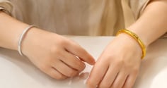 Vì sao người xưa dặn đeo vòng vàng tay trái, bạc tay phải? Góc nhìn thú vị ít người biết
