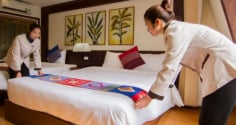 Tại sao khách sạn nào cũng có tấm vải trải ngang cuối giường? Hoá ra không phải để trang trí