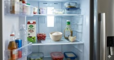 Vì sao nên đặt một bát muối vào tủ lạnh ngay tối nay? Mẹo hay cứu nguy cho chiếc tủ bốc mùi