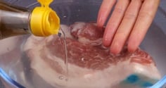 Cho vài giọt này vào, dù thịt đông cứng cỡ nào cũng rã đông trong vài phút