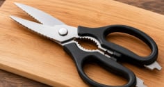 Vì sao kéo nhà bếp thường có phần răng cưa ở giữa tay cầm? Công dụng bất ngờ nhiều người chưa biết