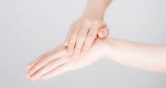 Bí quyết chăm sóc da tay mềm mịn và giữ đôi tay thon đẹp ngay tại nhà