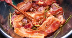 Sai lầm khi bảo quản thực phẩm biến thịt ướp qua đêm thành ổ vi khuẩn