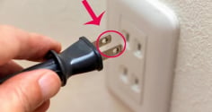 Tại sao phích cắm điện dẹt lại có 2 lỗ tròn?