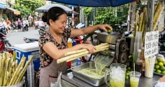 Vì sao hàng nước mía nào cũng ép kèm một quả quất? Hóa ra không phải chỉ để cho thơm!