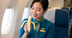 Vì sao khi đi máy bay các nữ tiếp viên thường mang theo 1 quả chuối