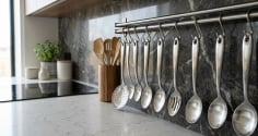 Vì sao muỗng inox luôn có một lỗ nhỏ ở cán? Không phải để treo cho đẹp