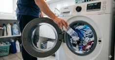 Vì sao bạn nên thả một chai nhựa vào máy giặt ngay hôm nay?
