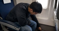 Đi máy bay phải nhớ: Điện thoại rơi vào khe ghế thì không tự ý nhặt, vì sao? Cảnh báo này rất quan trọng