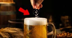 Tại sao bạn nên thả vài hạt muối vào cốc bia?