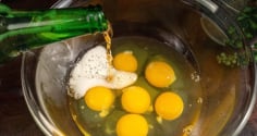 Tại sao bạn nên đập một quả trứng gà vào cốc bia?