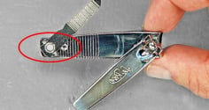 Tại sao đồ bấm móng tay thường có một lỗ tròn nhỏ ở đuôi?
