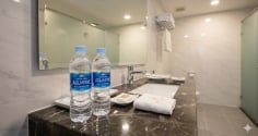 Tại sao khách sạn luôn đặt nước suối trong phòng vệ sinh?