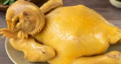 Mẹo luộc gà giúp da vàng giòn, không rách da, thịt ngọt thơm: Nhiều người làm sai ngay từ bước đầu