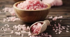 Muối biển trong chăm sóc da: 4 công thức làm sáng và làm sạch da đơn giản tại nhà
