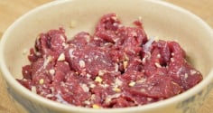 Tại sao không nên dùng muối để ướp thịt bò?