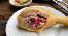 Tại sao thịt gà luộc kỹ vẫn đỏ xương?