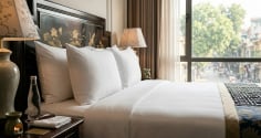 Tại sao giường khách sạn luôn đặt 4 chiếc gối?