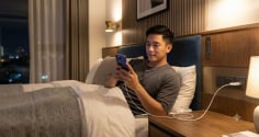 Vì sao ổ cắm điện trong khách sạn thường đặt ngay cạnh giường?
