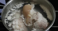 Dùng nước luộc thịt để nấu canh: Lợi hay hại?
