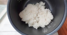 Mùa hè nắng nóng, học ngay cách giữ cơm nguội không bị ôi thiu
