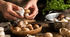 Tại sao nhiều đầu bếp không rửa nấm dưới vòi nước? Sự thật khiến nhiều người bất ngờ