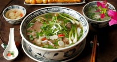 Vì sao khi ăn phở không nên húp cạn phần nước dùng trong bát?