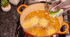 Vì sao nên vắt nước cốt chanh vào chảo trước khi rán cá?