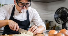 Vì sao nhiều đầu bếp lại nhai kẹo cao su khi thái hành?