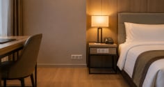 Vì sao ổ cắm điện trong khách sạn thường đặt thấp? Lý do không chỉ để cắm sạc